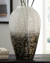 Load image into Gallery viewer, Mirielle Vase image