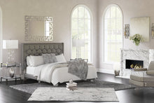 Load image into Gallery viewer, Vintasso Queen Upholstered Bed