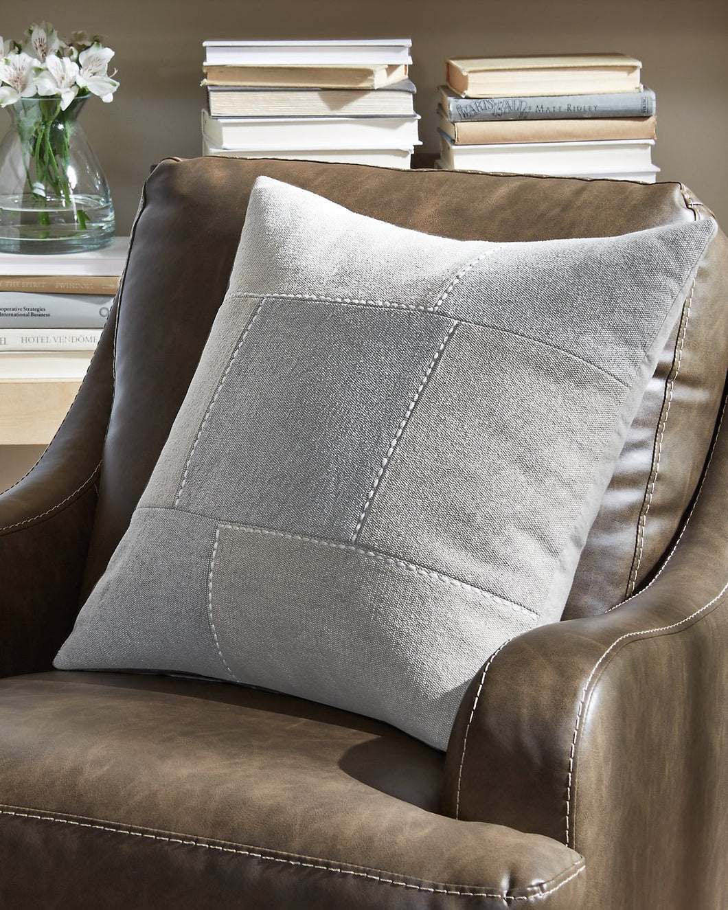 Lareina Pillow image