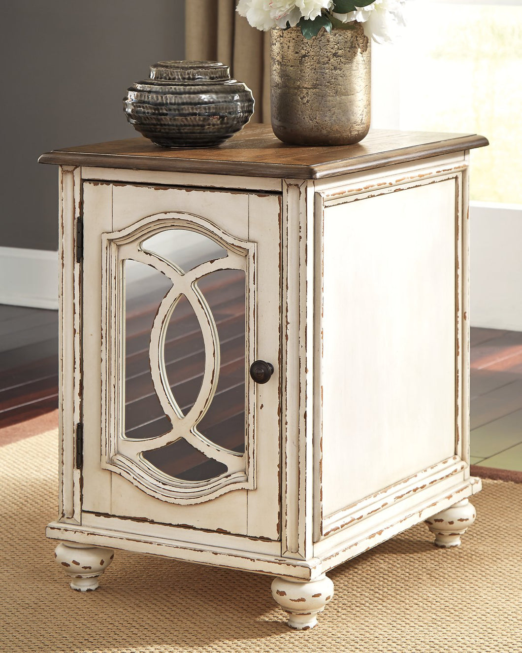Realyn Chairside End Table image